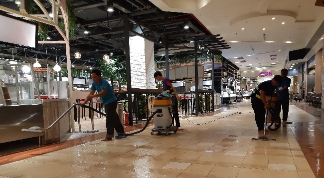 Nhân viên Công ty AN HƯNG đang lau sàn nhà tại AEON mall