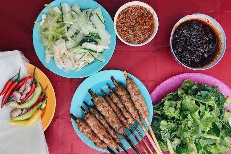Top 10 món ăn vặt ngon nhất ở Huế - nem lụi