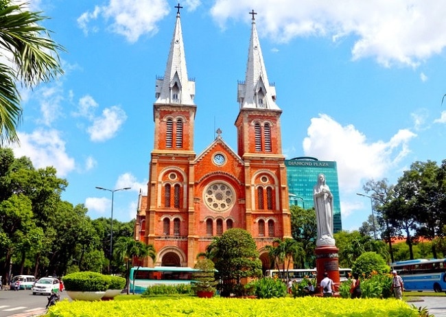 Nhà thờ Đức Bà là Top 10 địa điểm chơi Tết hấp dẫn nhất tại TP. Hồ Chí Minh