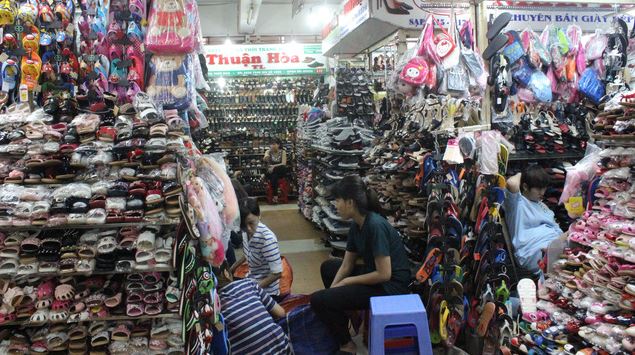 Top 7 khu chợ bán quần áo rẻ, chất lượng tại Sài Gòn TPHCM