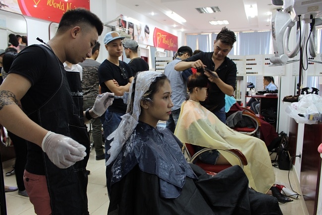 Học viên học đào tạo tóc tại World Nail School