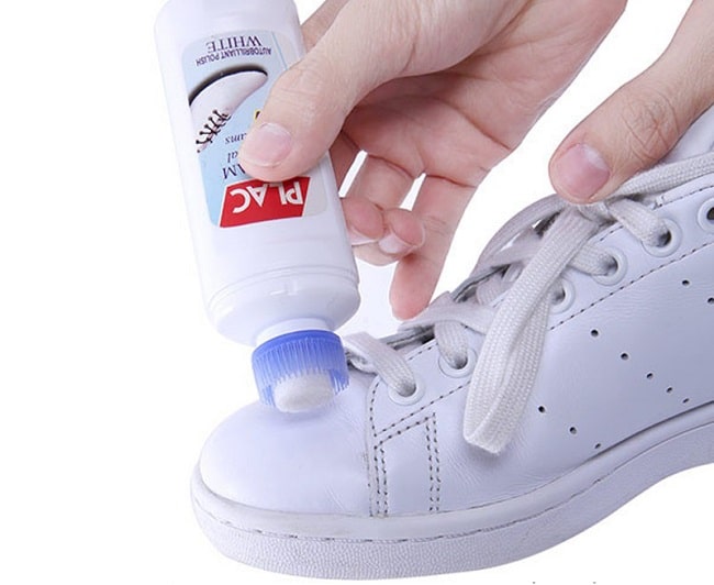 Cách làm sạch giày trắng đơn giản, hiệu quả nhất bằng nước tẩy chuyên dụng