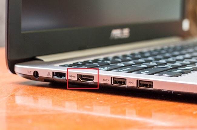 Vệ sinh các cổng kết nối laptop