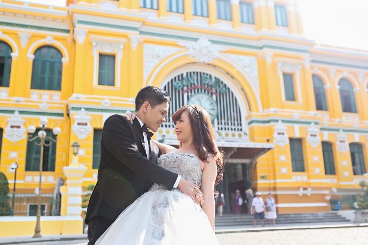 20 Địa điểm chụp ảnh cưới đẹp ở Sài Gòn đẹp nhất - Bưu điện thành phố