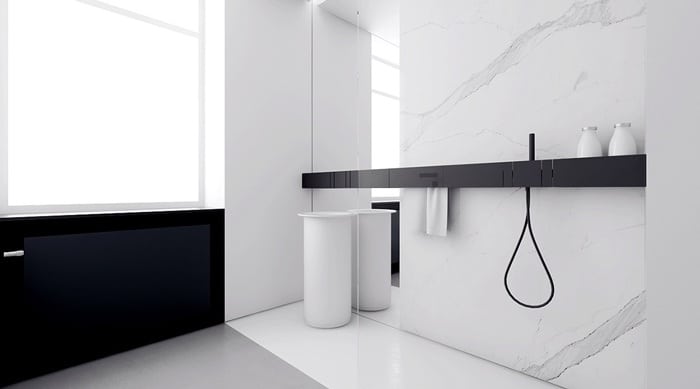 Phòng tắm với tone màu trắng đen đối lập