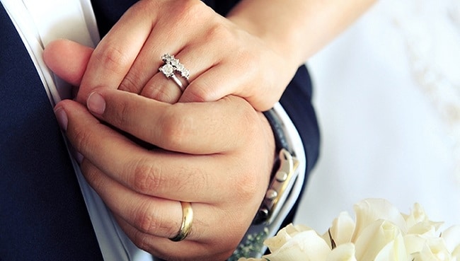 Vị trí đeo nhẫn cưới đúng là như thế nào?