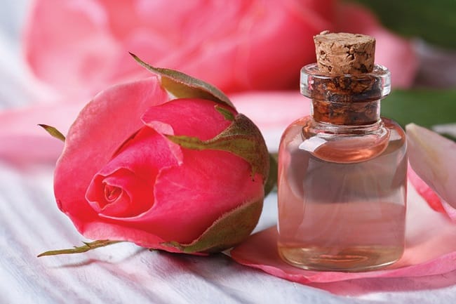 Hướng dẫn cách sử dụng nước hoa hồng cho da mụn