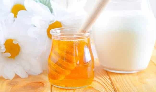 Cách trị mụn bằng mật ong kết hợp với sữa chua 