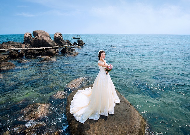 Chụp ảnh cưới tại Bãi đá Sơn Trà
