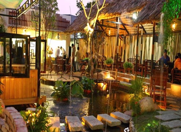 Quán cafe Tân Bình này được xây dựng theo dạng sân vườn chính, với vô số cây xanh, hồ cá, chim muông tô điểm cho khung cảnh