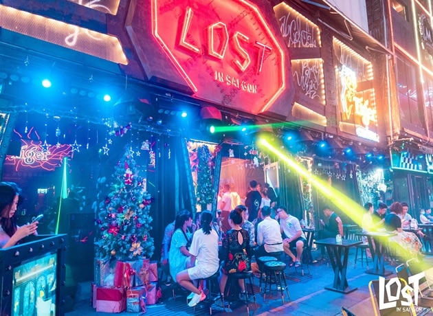 Nói đến Phố Tây Bùi Viện, bạn không thể bỏ qua các quán bar Bùi Viện nổi tiếng, và Lost In Saigon là một trong những nơi tuyệt vời nhất
