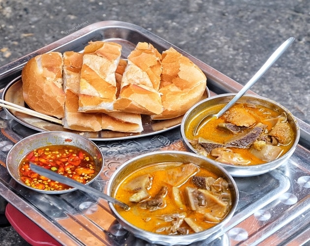 Phá lấu bò là món ăn vặt đơn giản nhưng hấp dẫn được người dân Sài Gòn ưa chuộng.