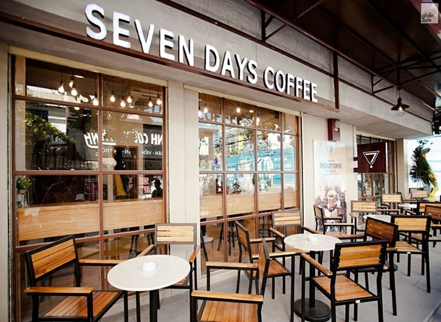Seven Days Coffee lại toát lên sự ấm cúng và thân thiện với những dãy bàn ghế được bày trí thông thoáng, tinh tế đến khó tin