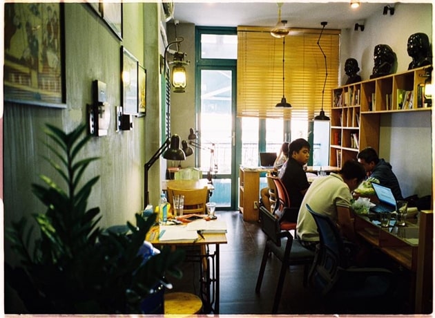 Slowee Coffee & Book liên tục được bình chọn là quán cafe Tân Bình nổi tiếng nhất nhờ sự tự nhiên, nhẹ nhàng và đậm chất dân dã