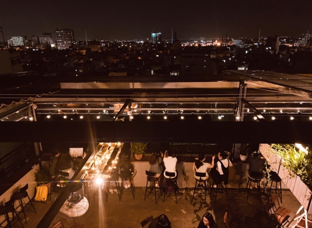 Trăng Non Rooftop sẽ là lựa chọn đầu tiên cho một quán cafe Bình Thạnh có sân thượng với khung cảnh dễ chịu và tuyệt vời