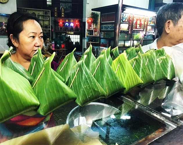 Quán xôi Cade này là một xe đẩy nhỏ lúc nào cũng nườm nượp khách