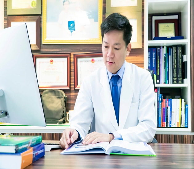 Bác sĩ Nguyễn Phan Tú Dung là chuyên gia nâng mũi nổi tiếng hiện đang làm việc tại Bệnh viện thẩm mỹ JW Hàn Quốc