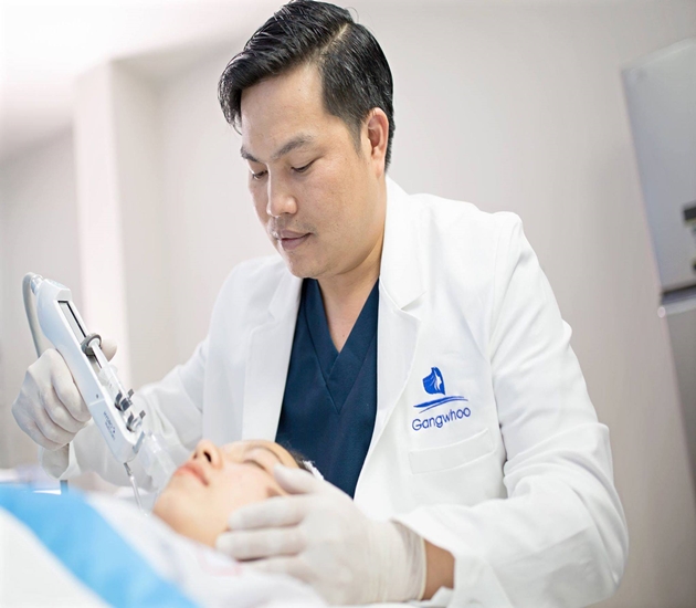 Bác sĩ Phùng Mạnh Cường là cái tên được nhiều người biết đến trong số các bác sĩ nâng mũi tốt nhất TP.HCM