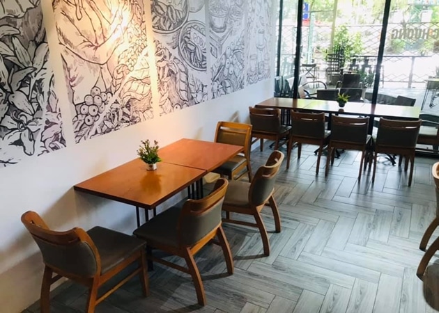 Bliss Coffee là một quán cafe quận 2 có không gian mở với nhiều cửa kính và tầm nhìn tuyệt đẹp ra đường phố