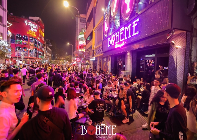 Boheme Bar cung cấp các DJ chuyên nghiệp mang đến chất lượng âm nhạc tuyệt vời.