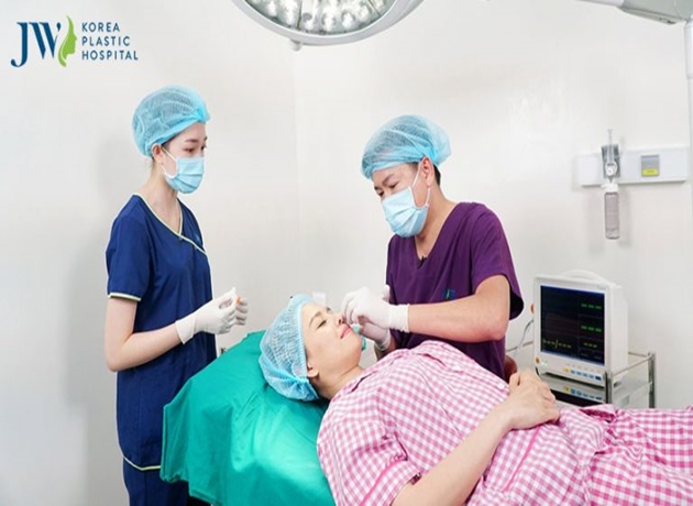 Mặt hóp hay thái dương hóp đều có thể điều trị bằng phương pháp cấy mỡ mặt tại Bệnh viện JW Hàn Quốc