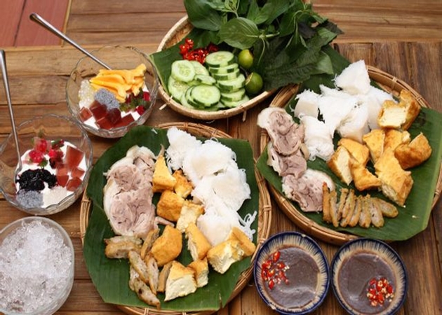 Thịt, chả, tàu hủ ky và rau sống đều có trong bún đậu mắm tôm ở Bún Đậu 478 Nguyễn Tri Phương