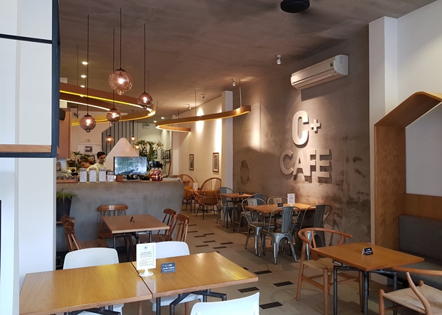 C+ Cafe khá rộng rãi và được trang trí theo phong cách hiện đại tươi mới pha chút cổ kính nhẹ nhàng