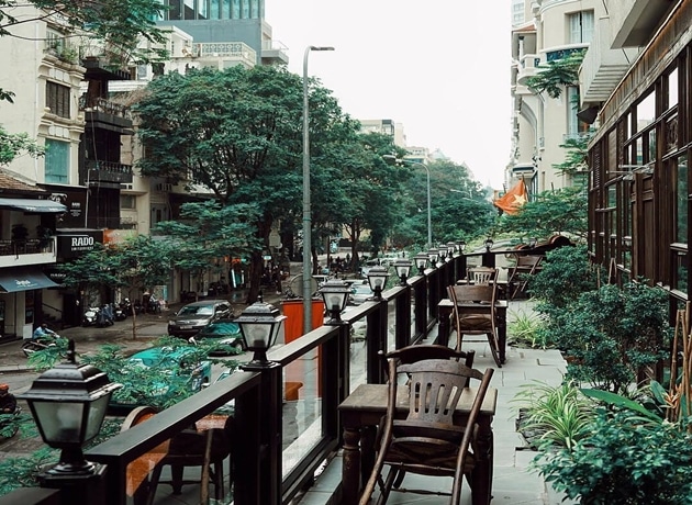 Cô Ba Đồng Khởi là quán cafe view sông ở Sài Gòn níu chân du khách bằng vẻ đẹp hoài cổ