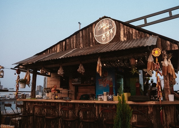 Chênh Vênh Rooftop Café là một trong những quán cà phê nổi tiếng nhất ở Quận 2