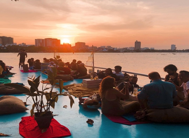 Quán nằm ngay cạnh sông Sài Gòn, có vẻ giống như một boong tàu, hoàn thiện với sàn gỗ sồi xanh mát