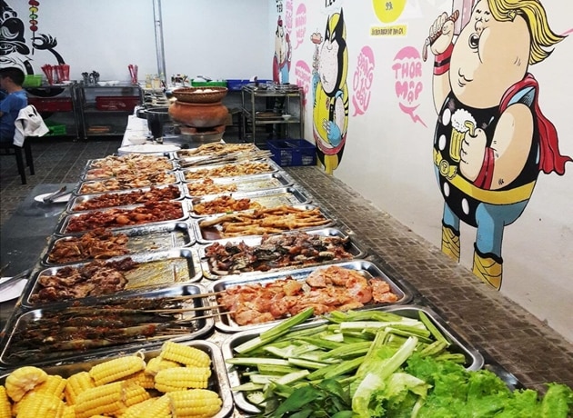 Tại Sài Gòn, Chú Tèo BBQ được công nhận là thiên đường đồ nướng giá rẻ dành cho dân văn phòng và sinh viên