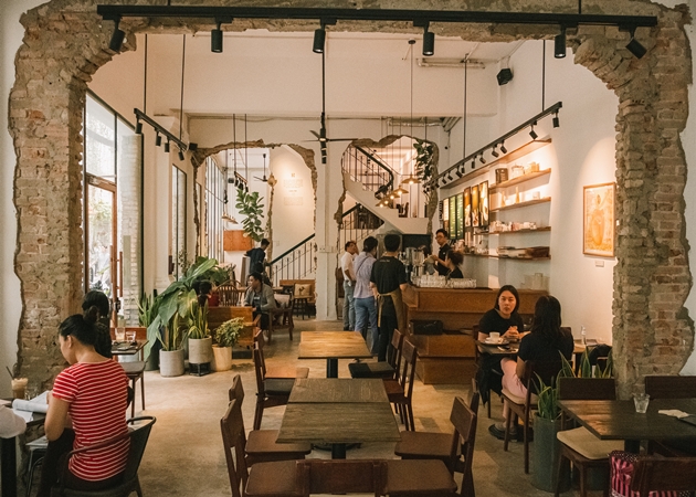 Coffee Hut Saigon từng là một biệt thự cổ, nhưng giờ đây nó đã trở thành một quán cà phê