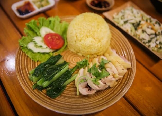 Cơm gà Hải Nam - nhà hàng Trung Hoa là địa điểm nên đến ở Sài Gòn nếu bạn muốn trải nghiệm bữa ăn này