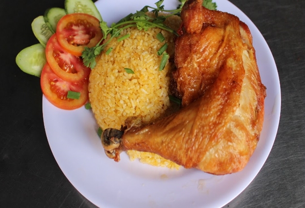 Cơm Gà Xối Mỡ Thạch Lam là một quán ăn không thể bỏ qua ở Sài Gòn cho những tín đồ mê cơm gà