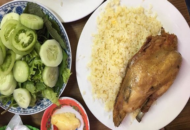 Mặc dù cung cấp nhiều món ăn khác nhau, nhưng cơm gà chiên của Thiên Hương vẫn được yêu thích nhất