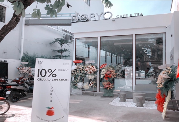 Doryo Cafe & Tea nằm trên đường Nguyễn Văn Lượng nổi bật với thiết kế hiện đại, tối giản, tông màu chủ đạo là trắng xám, lối trang trí theo phong cách Nhật Bản