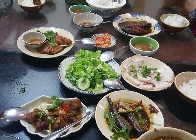 Hương Ngự Quán là một nhà hàng món Huế ngon và nổi tiếng với món cơm niêu đất