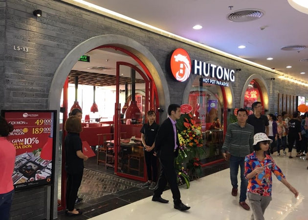 Khi du khách đến Hutong, họ sẽ bị trầm trồ bởi nhà hàng Hồng Kông nổi tiếng này được trang trí theo phong cách Hồng Kông cổ kính