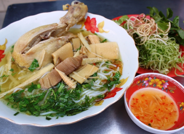 Tuấn Thành là địa điểm quán bún măng vịt vui vẻ và được nhiều người yêu thích ở TPHCM