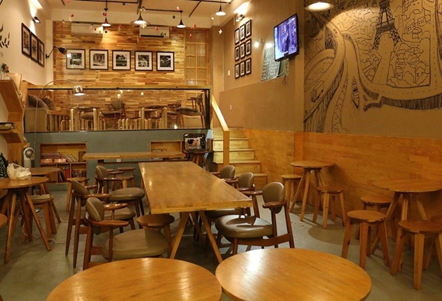Quán cafe quận Gò Vấp được trang trí với tông màu ấm, là nơi lý tưởng cho những ai muốn thư giãn và nghỉ ngơi sau một ngày dài