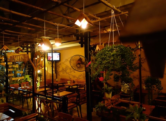 Nhà Gỗ Coffee được làm hoàn toàn bằng gỗ và bên trong được trang trí theo phong cách cổ điển
