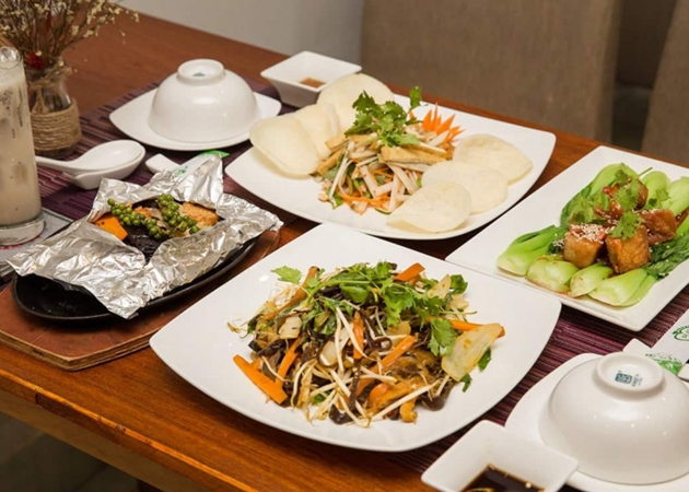 Nhà Hàng Chay Bà Xã là một nhà hàng chay có không khí thân thiện và thoải mái khiến bạn cảm thấy như mình là một phần của gia đình