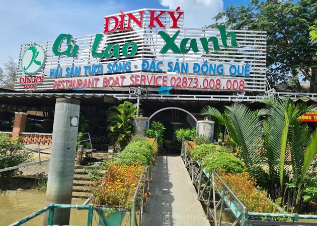 Đây là nhà hàng bên sông Sài Gòn nổi tiếng với không gian rất thân thuộc và gần gũi