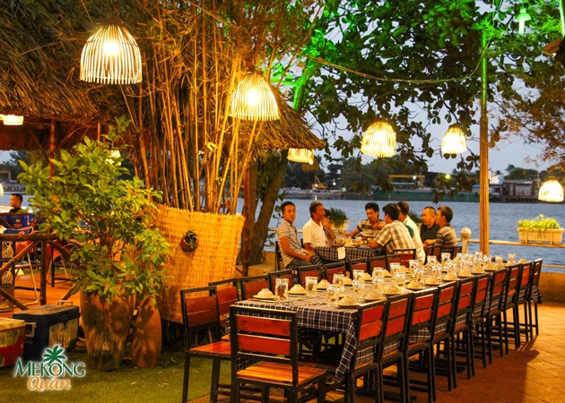 Nhà hàng Mekong Quán nằm gần sông, có diện tích rộng, thoáng mang đến cảm giác yên bình và thoải mái