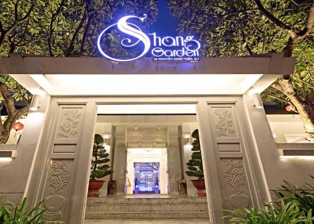 Nhà hàng Trung Hoa - Shang Garden, nằm ở trung tâm thành phố, là sự kết hợp giữa vẻ đẹp vượt thời gian của phương Đông với nét tinh tế của phương Tây