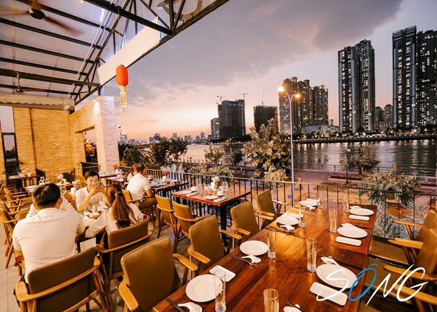 Nhà hàng Sông - Seafood & Grill có tầm nhìn tuyệt đẹp ra bờ sông, có thể nhìn rõ toàn cảnh Landmark 81 tầng