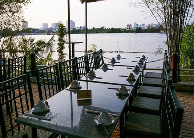 Nhà hàng Sông Trăng có một sức hấp dẫn riêng bởi diện tích rộng và thoáng