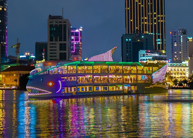 Vào ban đêm, nhà hàng bên sông Sài Gòn này mang đến cho khách du lịch những trải nghiệm thực sự hấp dẫn và sống động