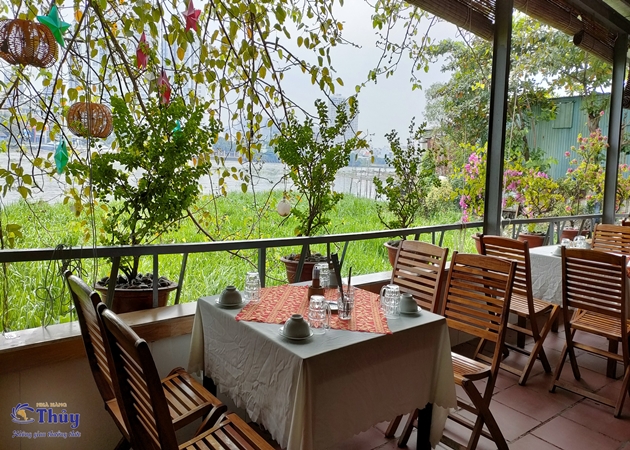 Nhà hàng Thủy là nhà hàng có không gian yên tĩnh tránh xa sự hối hả và nhộn nhịp, hoàn hảo để thư giãn vào cuối tuần