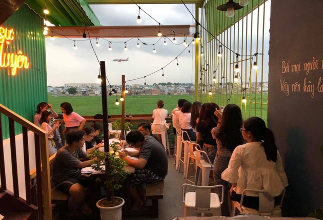 Phen's coffee là một quán cafe quận Gò Vấp xinh xắn với khung cảnh nhìn ra những cánh đồng cỏ xanh mướt, yên bình